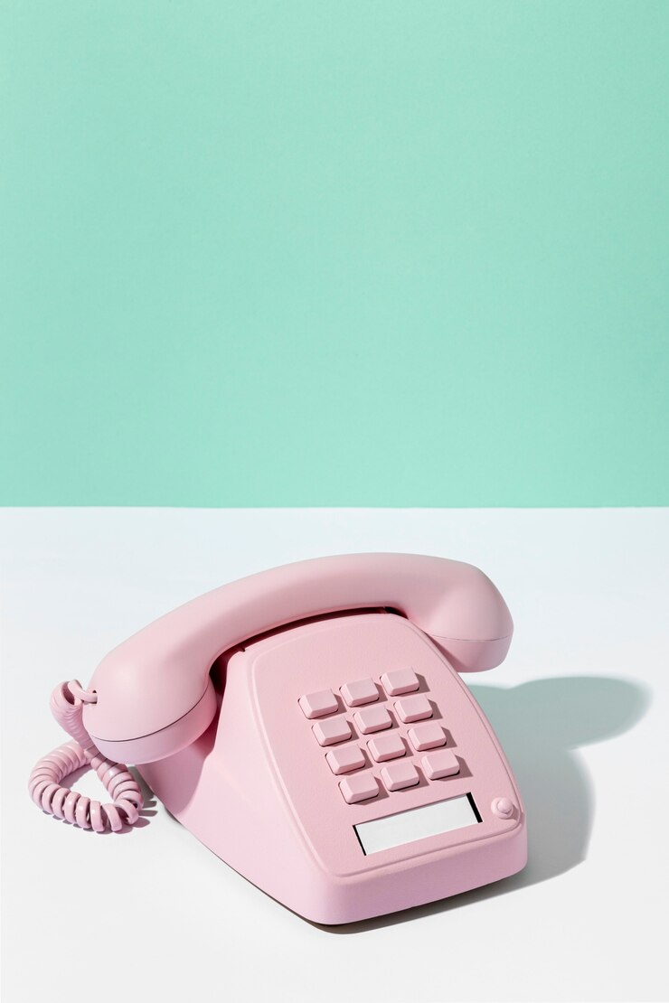 Photo gratuit arrangement de téléphone rose vintage