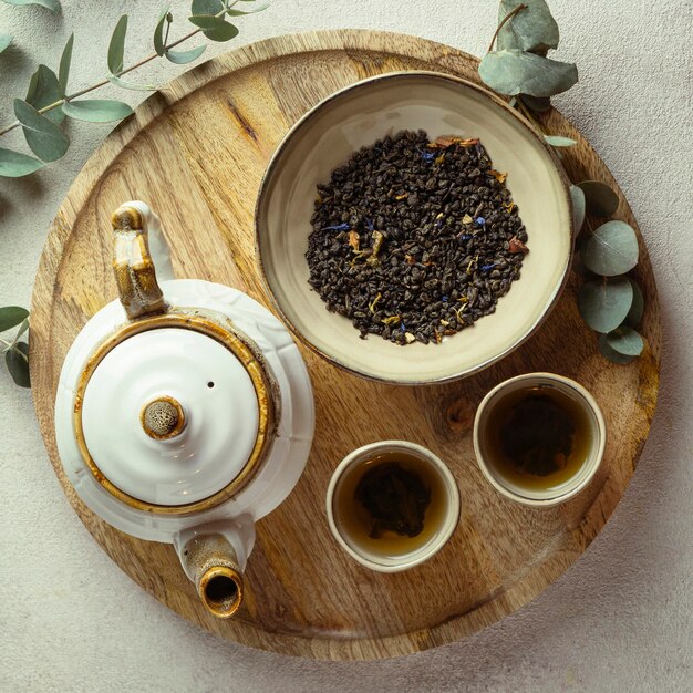 Arrangement de thé chaud et d'herbes à plat