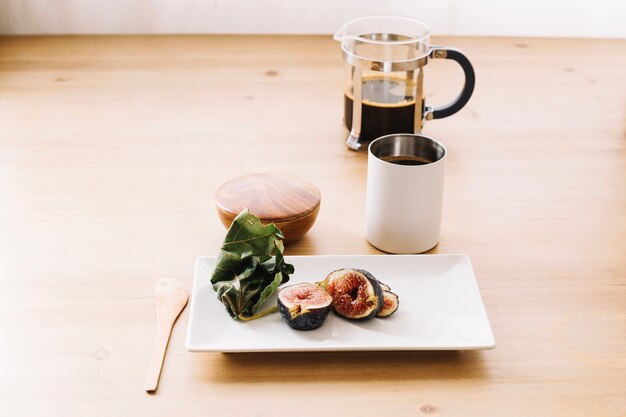 Arrangement de thé et figue sur assiette