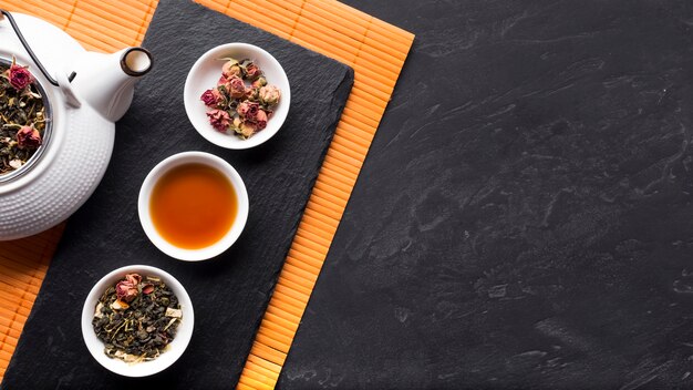 Arrangement de tisane et son ingrédient sur pierre d&#39;ardoise