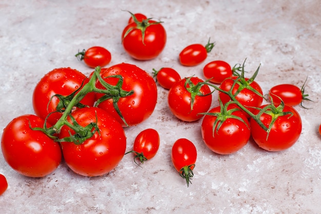 Arrangement de tomates assorties fraîches colorées sur une surface en béton
