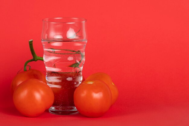 Arrangement avec tomates fraîches et espace de copie