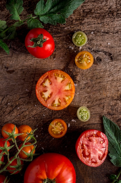 Photo gratuite arrangement de tomates savoureuses à plat