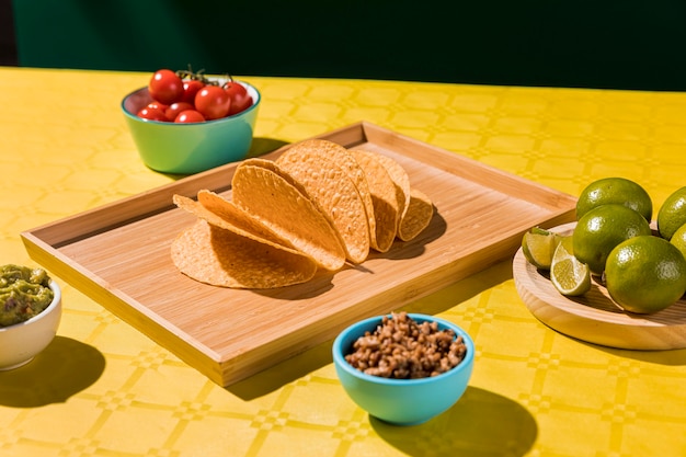 Photo gratuite arrangement avec tortillas sur plateau