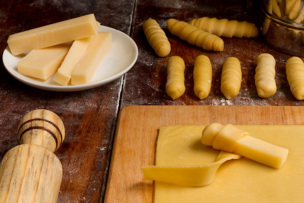 Arrangement traditionnel de bâtonnets de fromage vénézuélien