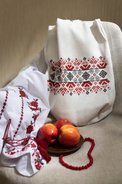 Photo gratuite arrangement traditionnel de chemises brodées et de pommes