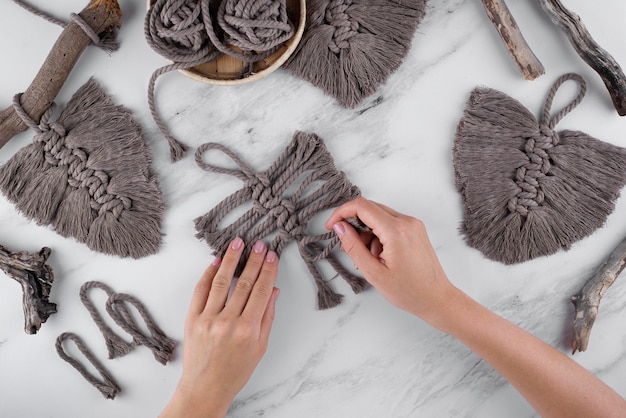 Arrangement traditionnel en macramé à l'intérieur