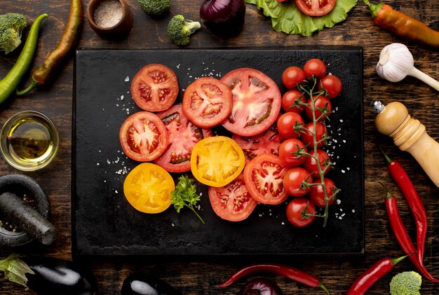 Arrangement de tranches de tomate vue ci-dessus