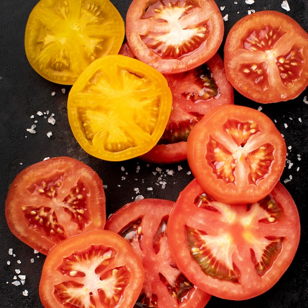 Arrangement de tranches de tomate vue de dessus