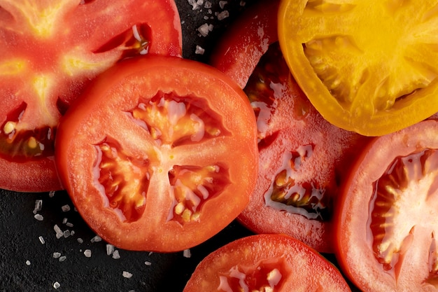 Photo gratuite arrangement de tranches de tomates à plat
