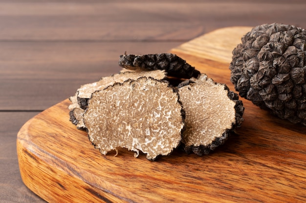 Photo gratuite arrangement de truffes coupées en angle élevé