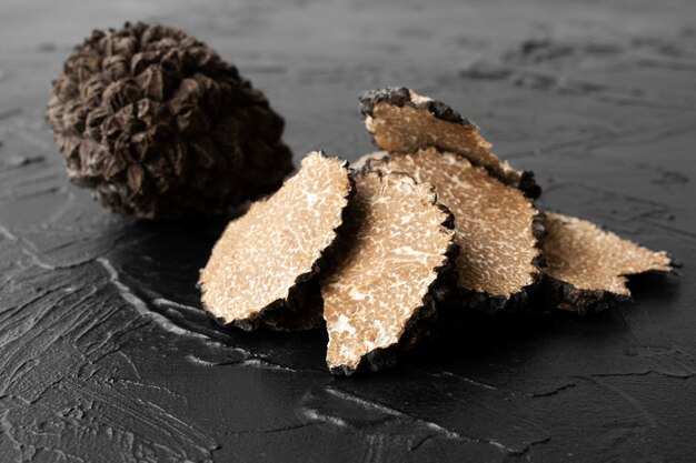 Arrangement de truffes coupées à angle élevé