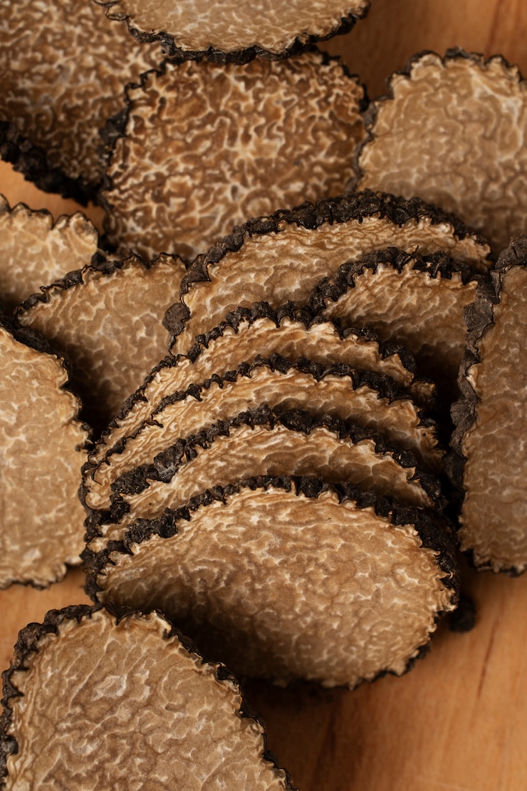 Photo gratuit arrangement de truffes crues à angle élevé