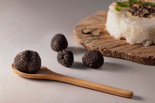 Arrangement de truffes et de riz à angle élevé