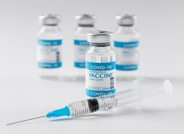 Photo gratuite arrangement de vaccin contre le coronavirus pour les soins de santé