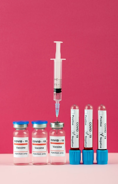 Photo gratuite arrangement avec vaccin et tests covid19