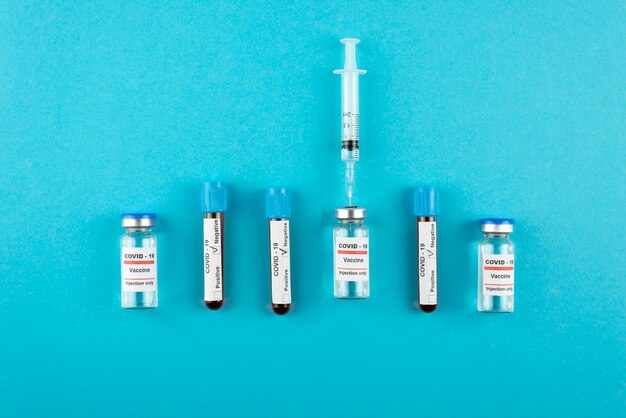 Arrangement de vaccins et de tests vue de dessus