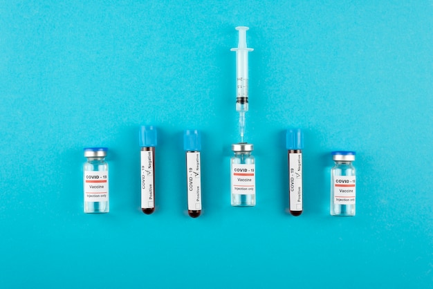 Arrangement de vaccins et de tests vue de dessus