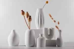 Photo gratuite arrangement de vases modernes blancs