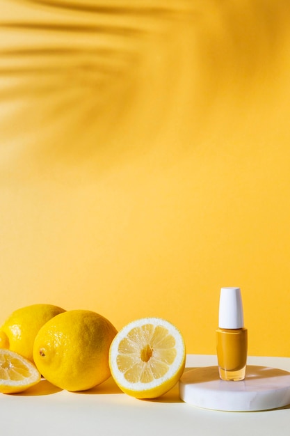 Photo gratuite arrangement avec vernis à ongles et citrons