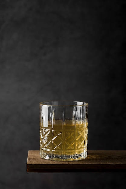 Arrangement avec verre à boisson sur table en bois