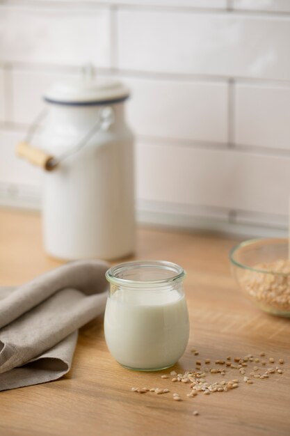 Arrangement de verre de lait et de graines à angle élevé