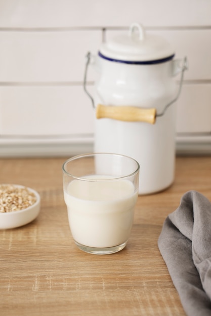 Arrangement de verre de lait et de graines à angle élevé