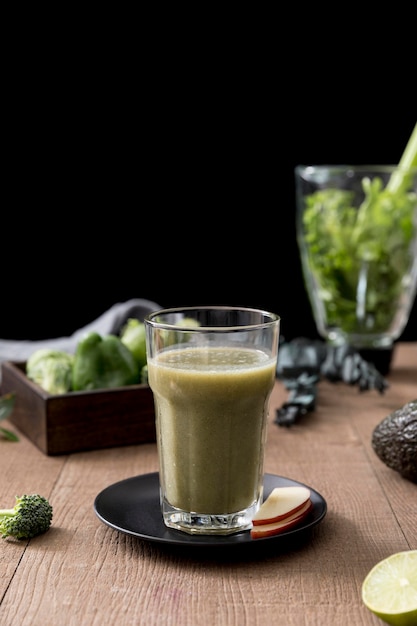 Arrangement avec un verre de smoothie frais