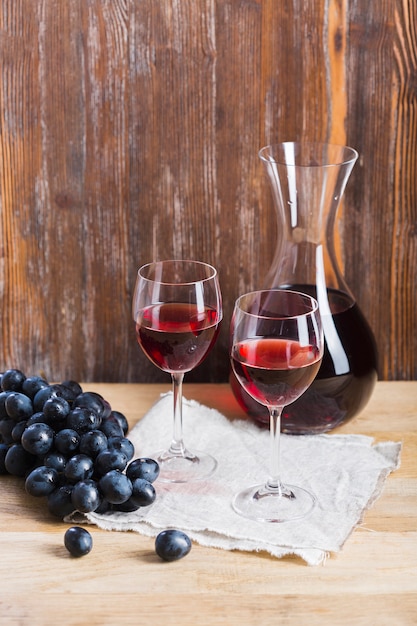 Photo gratuite arrangement de verres et carafe de vin