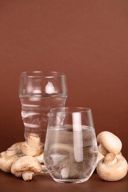 Arrangement avec des verres et des champignons frais