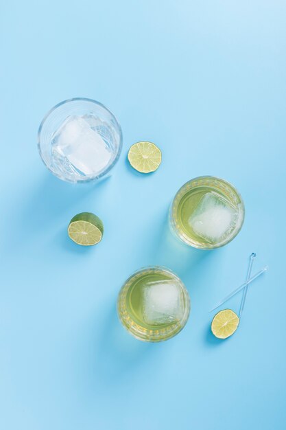 Arrangement avec des verres de limonade et des glaçons