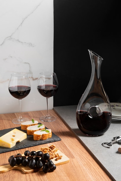 Photo gratuite arrangement de verres à vin rouge et carafe