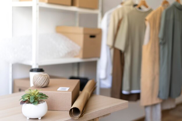 Arrangement avec vêtements et pack sur le bureau