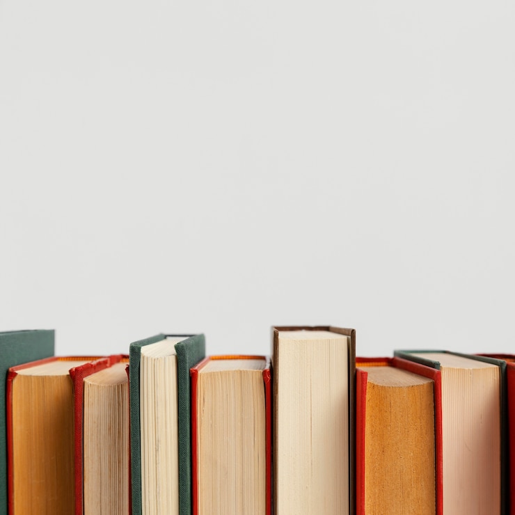 Photo gratuit arrangement de vieux livres avec espace de copie
