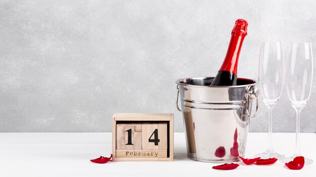 Arrangement de vue avant pour le dîner de la Saint-Valentin sur la table