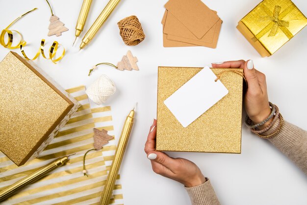 Arrangement vue de dessus des boîtes-cadeaux et du papier d'emballage