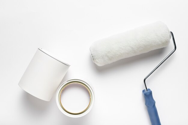 Arrangement de vue de dessus avec brosse à rouleau et pot de peinture