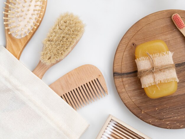 Arrangement de vue de dessus avec brosses et planche à découper