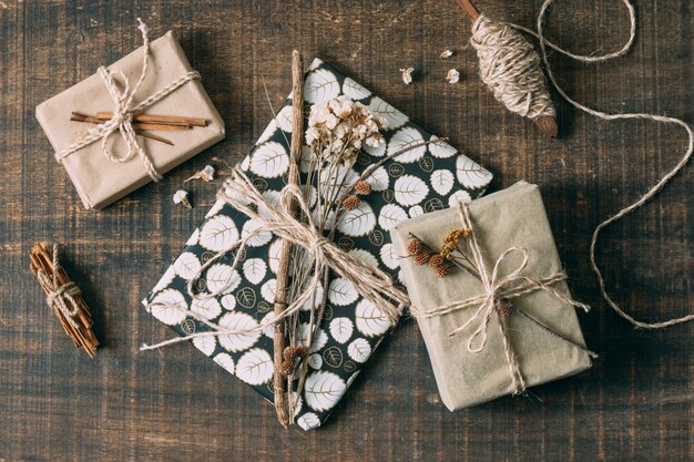 Arrangement de la vue de dessus avec cadeaux et broche