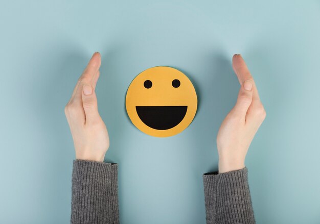 Arrangement de vue de dessus avec une carte emoji smiley