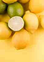 Photo gratuite arrangement de vue de dessus de citrons biologiques et de chaux