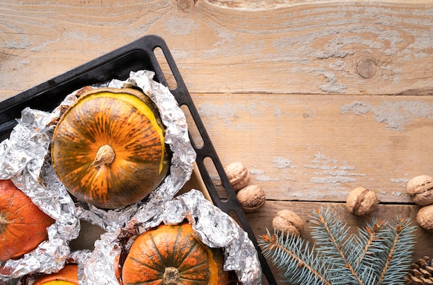 Arrangement de la vue de dessus avec citrouilles et fond en bois