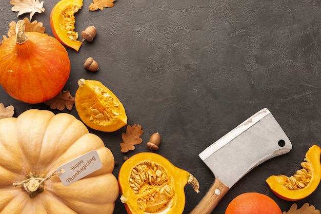 Arrangement de la vue de dessus avec des citrouilles sur fond de stuc