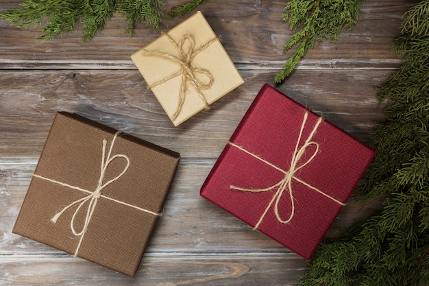 Arrangement de la vue de dessus avec les coffrets cadeaux sur fond en bois