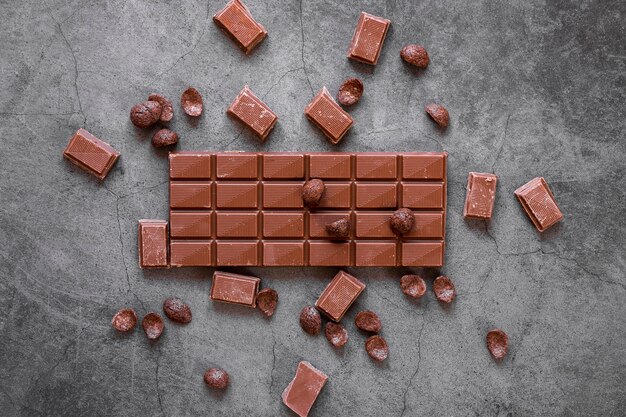 Arrangement de vue de dessus de délicieux produits au chocolat