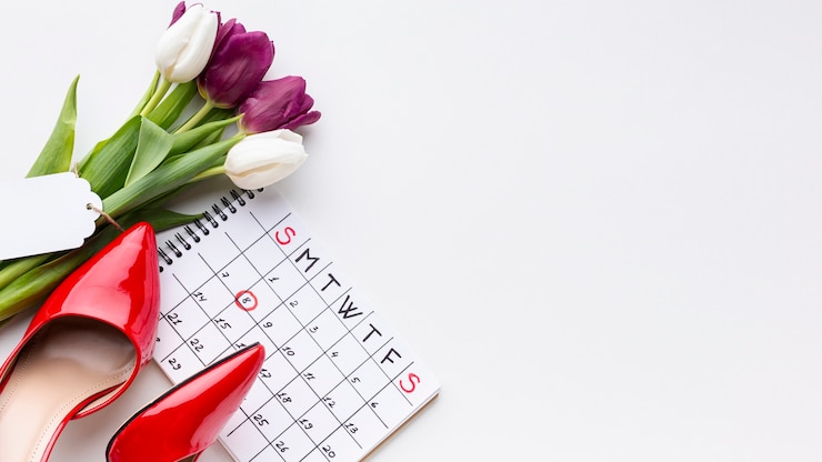 Photo gratuit arrangement de vue de dessus avec des éléments féminins et un espace de copie