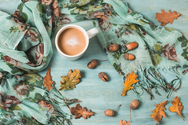 Arrangement de vue de dessus avec les feuilles d&#39;automne et café