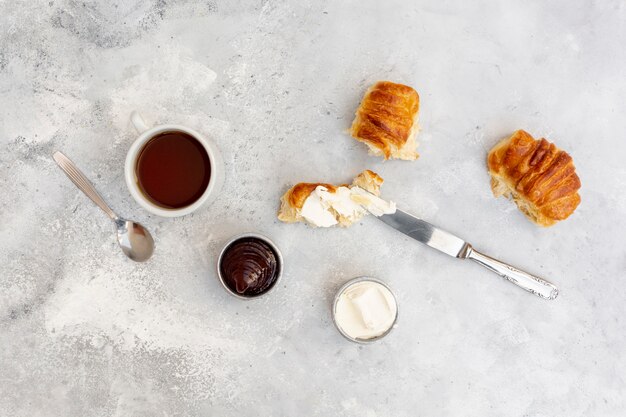 Arrangement de la vue de dessus avec fond de stuc et petit déjeuner savoureux