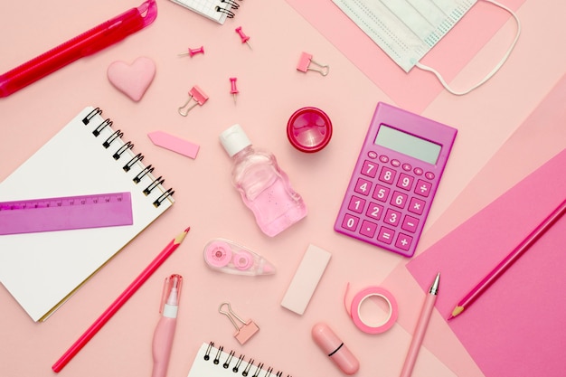 Arrangement de vue de dessus avec des fournitures scolaires