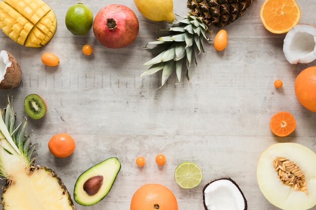 Arrangement de vue de dessus des fruits exotiques sur la table